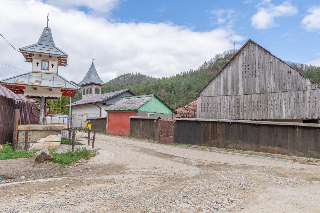Acasă nu e un apartament. E pe Pietrosu nr. 8, în Zemeș.