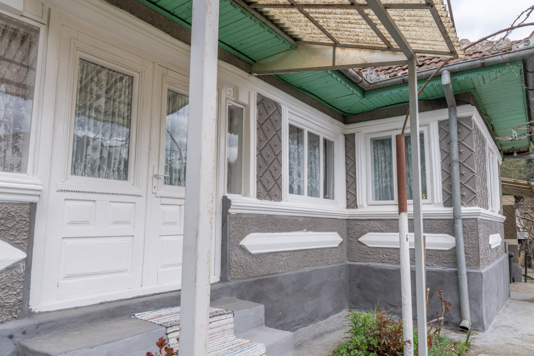 Acasă nu e un apartament. E pe Pietrosu nr. 8, în Zemeș.