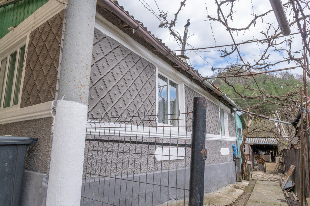 Acasă nu e un apartament. E pe Pietrosu nr. 8, în Zemeș.