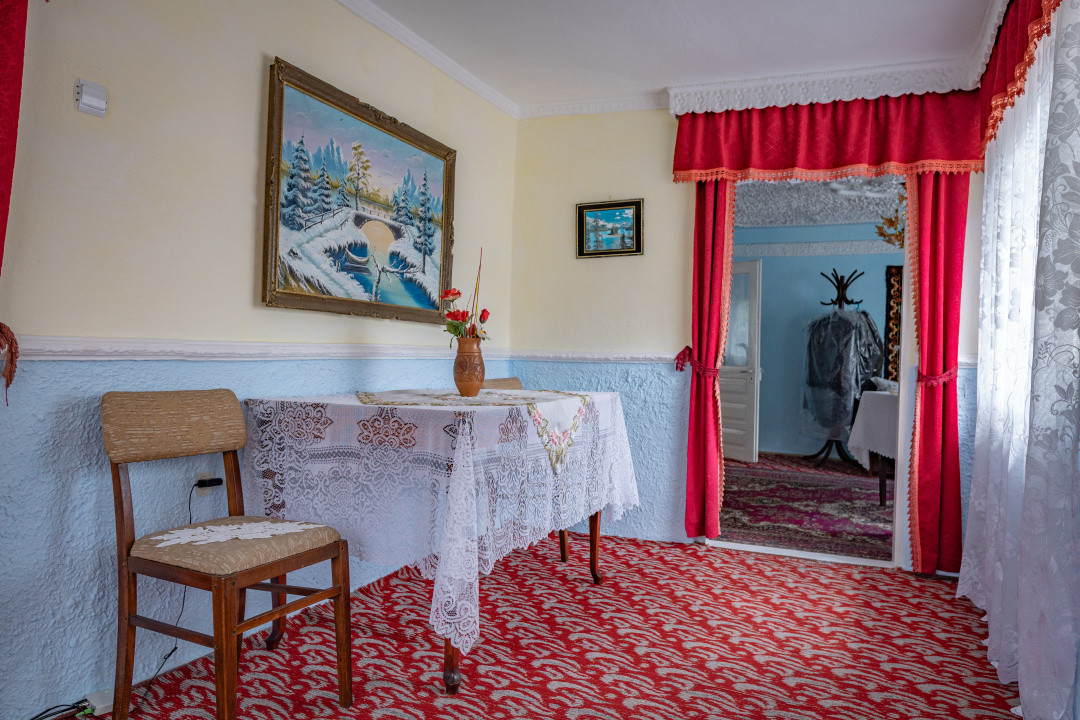 Acasă nu e un apartament. E pe Pietrosu nr. 8, în Zemeș.