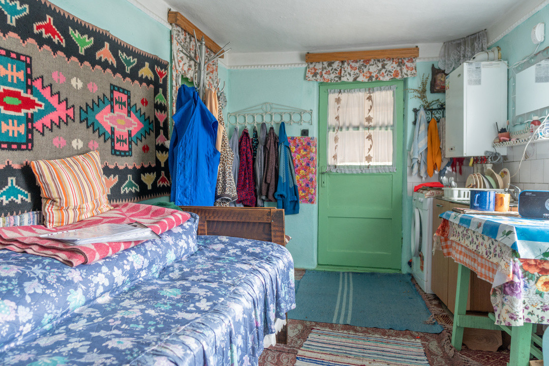 Acasă nu e un apartament. E pe Pietrosu nr. 8, în Zemeș.