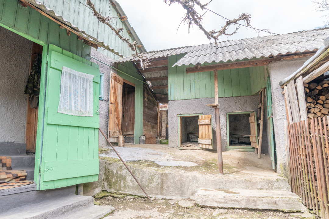 Acasă nu e un apartament. E pe Pietrosu nr. 8, în Zemeș.