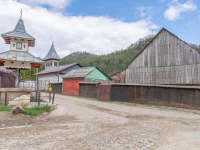 Acasă nu e un apartament. E pe Pietrosu nr. 8, în Zemeș.