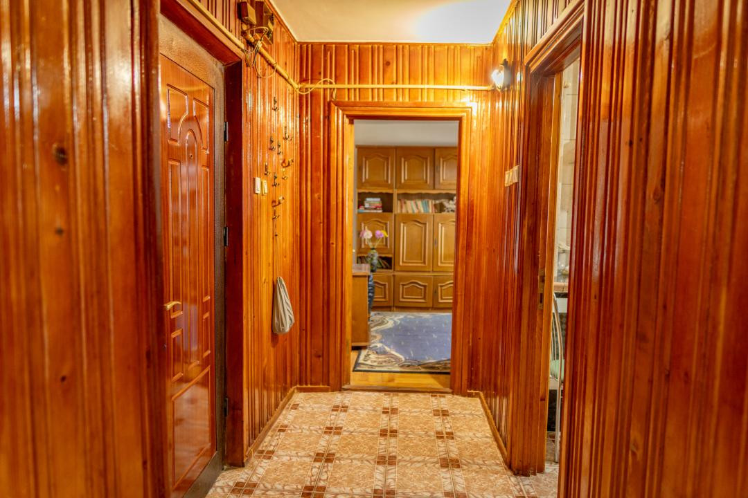 Tânăr, vrei ceva special? Onești, etaj 1, terasă cât o garsonieră.