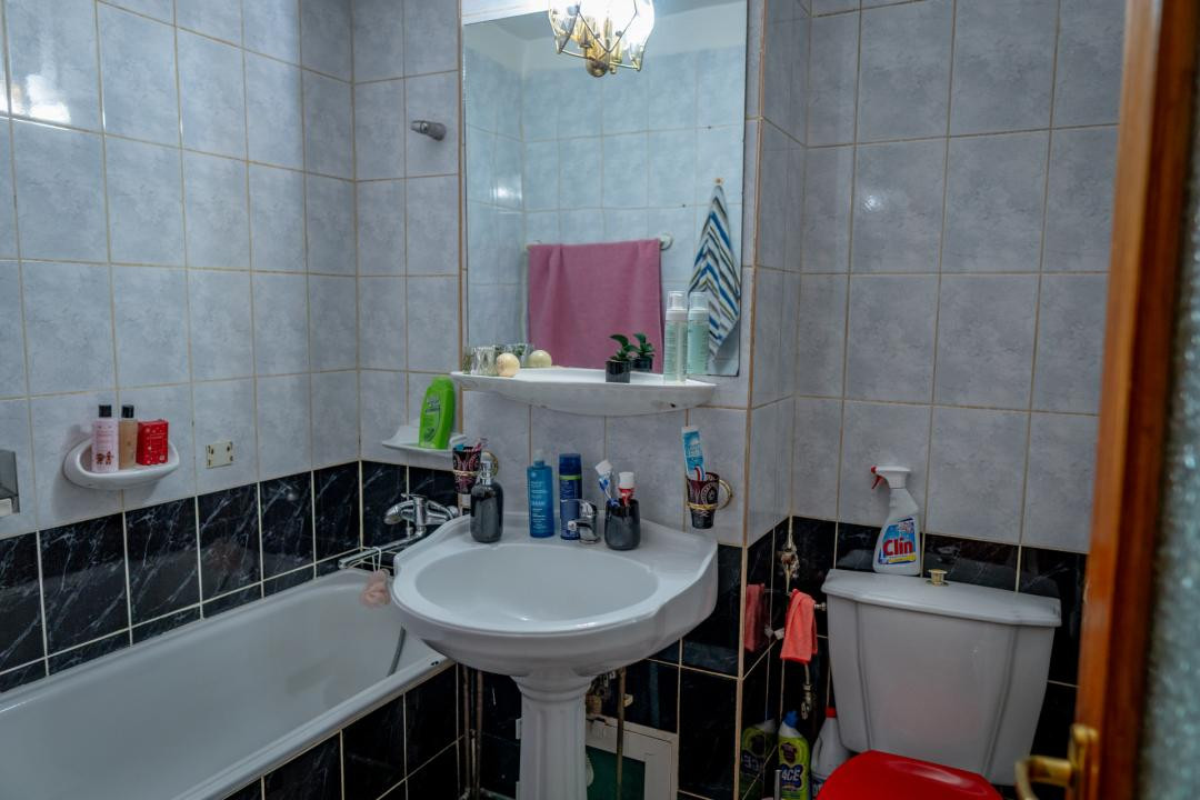 Tânăr, vrei ceva special? Onești, etaj 1, terasă cât o garsonieră.