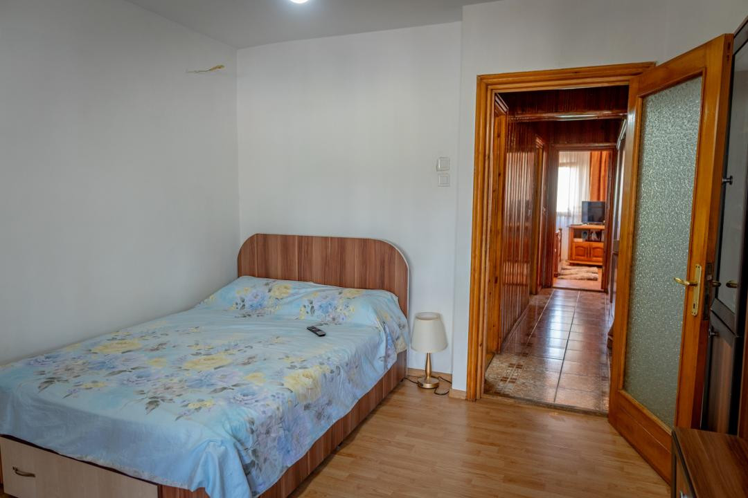 Tânăr, vrei ceva special? Onești, etaj 1, terasă cât o garsonieră.