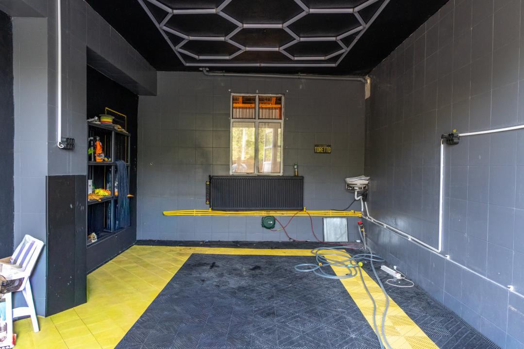 Ansamblu comercial: birou + open space + hală service, curte 550 mp