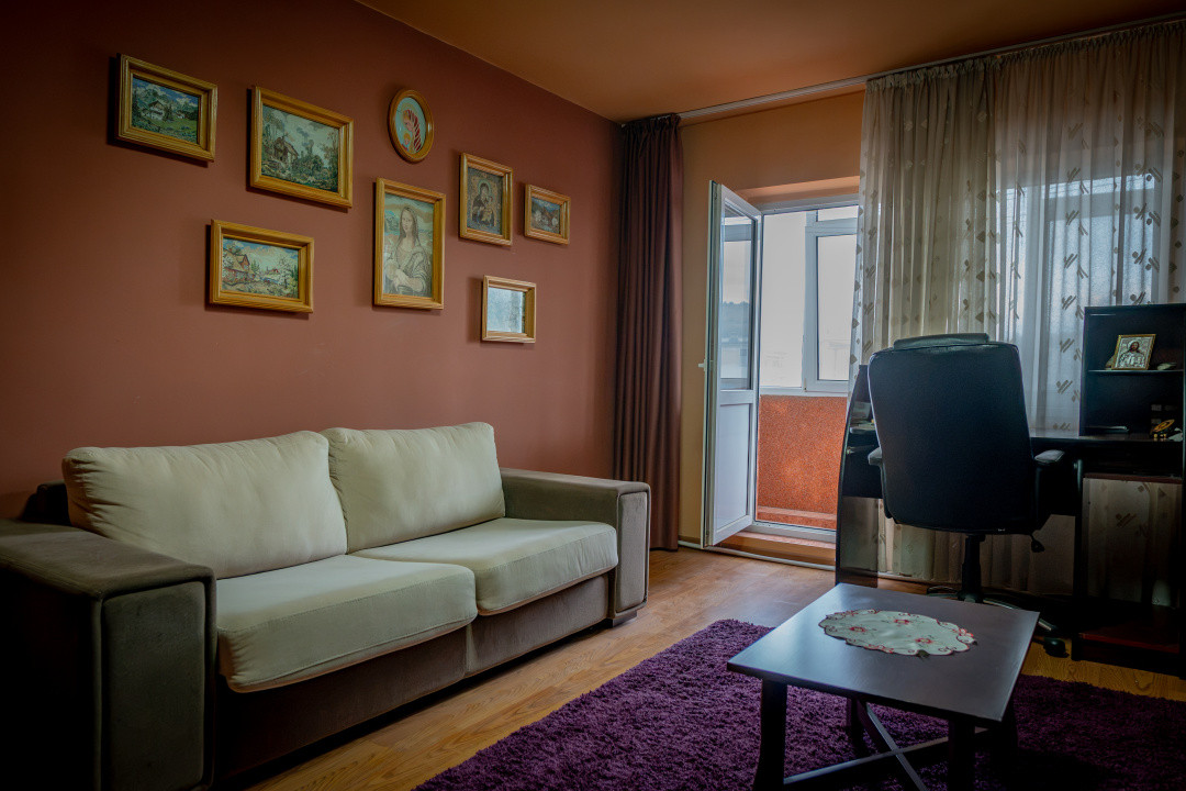 2 dormitoare separate, bucătărie pe mijloc, etaj 1