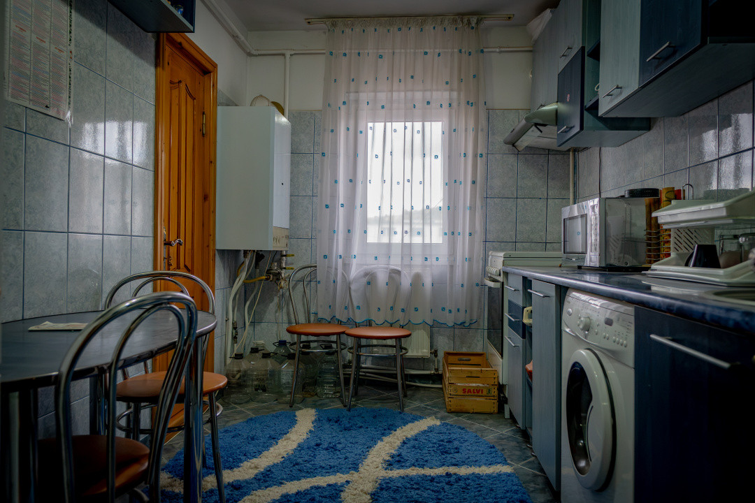 2 dormitoare separate, bucătărie pe mijloc, etaj 1