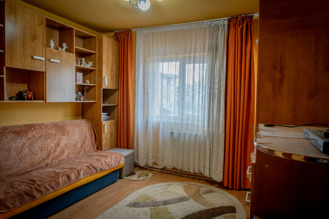 2 dormitoare separate, bucătărie pe mijloc, etaj 1