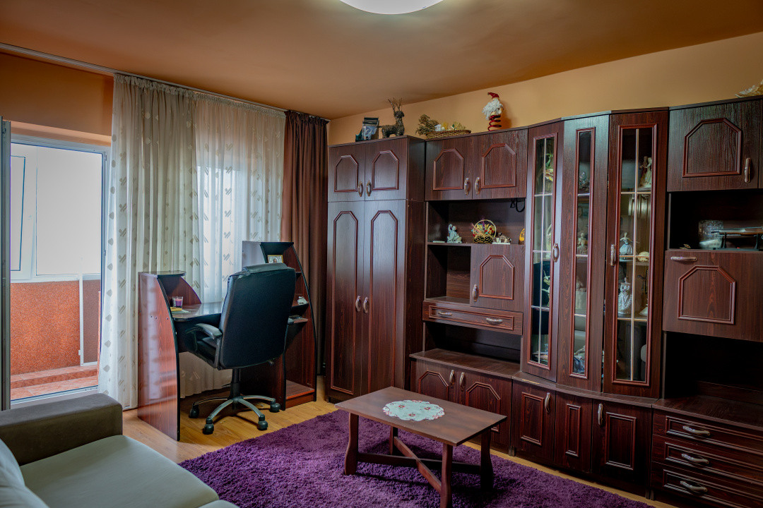 2 dormitoare separate, bucătărie pe mijloc, etaj 1