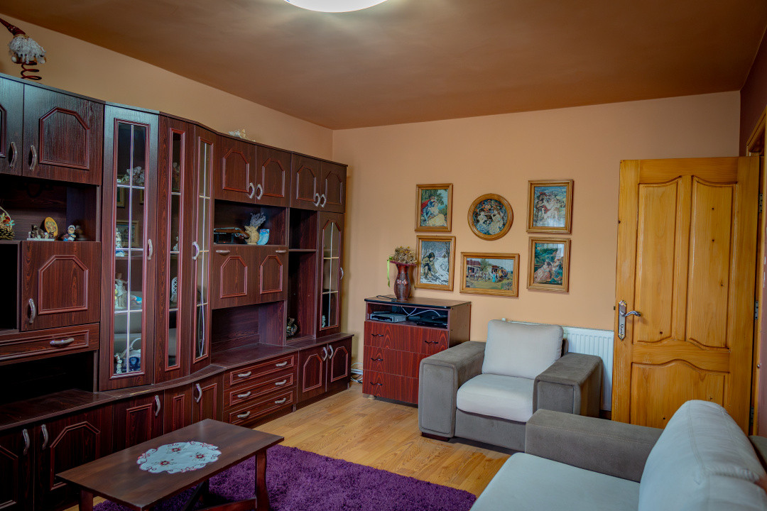 2 dormitoare separate, bucătărie pe mijloc, etaj 1
