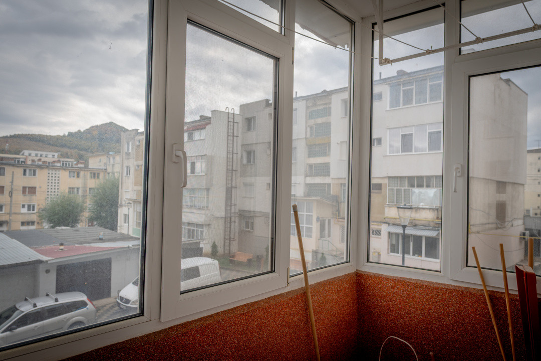 2 dormitoare separate, bucătărie pe mijloc, etaj 1