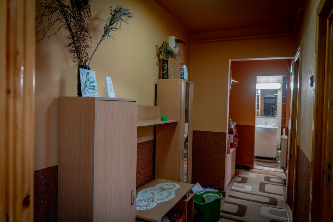 2 dormitoare separate, bucătărie pe mijloc, etaj 1