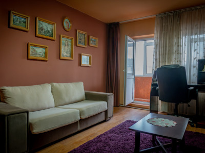 2 dormitoare separate, bucătărie pe mijloc, etaj 1