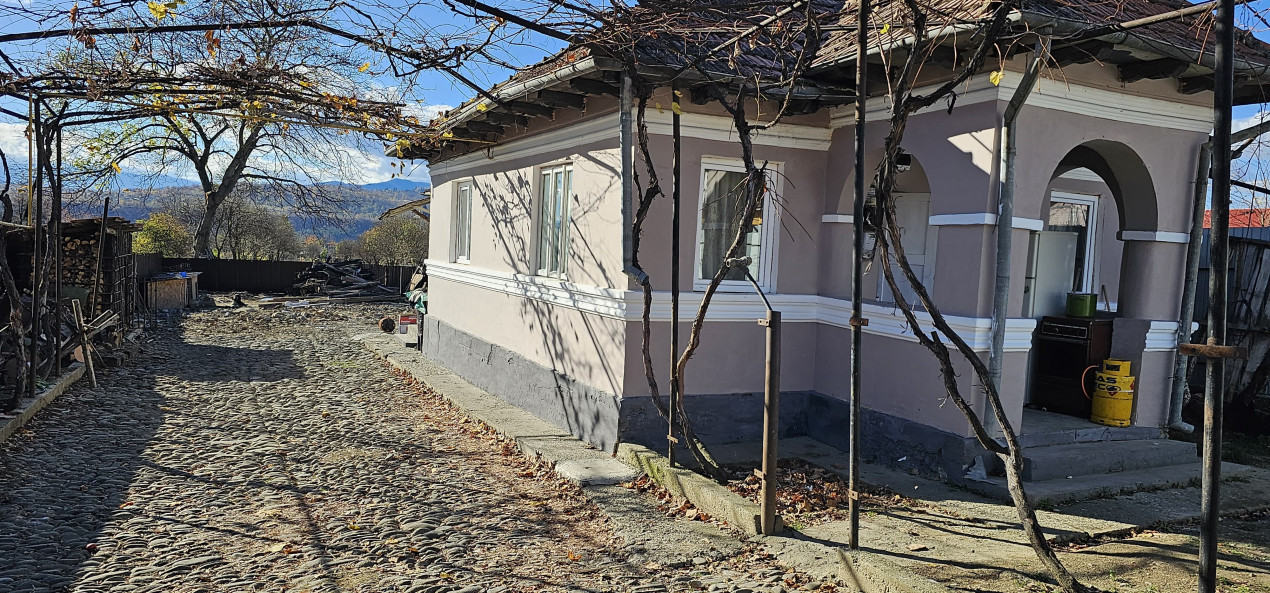 Casa cu 4 camere, teren 1708.30 mp intravilan, zona Vermesti! 