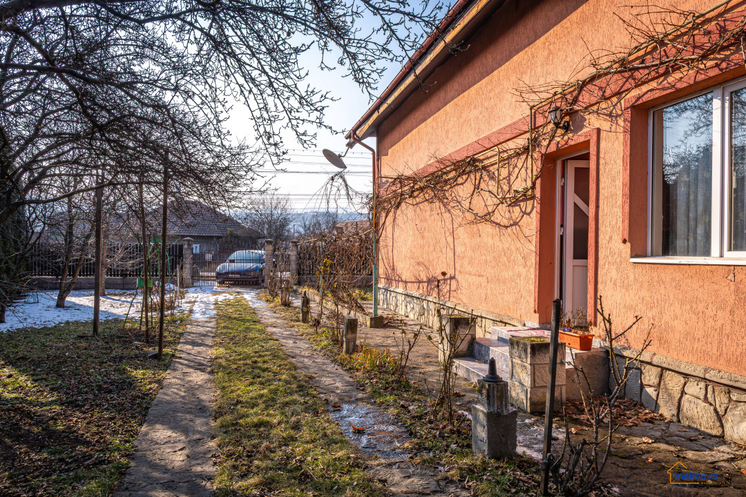 Casa spațioasă din Comănești – locuință pentru familii mari sau sediu de firma?