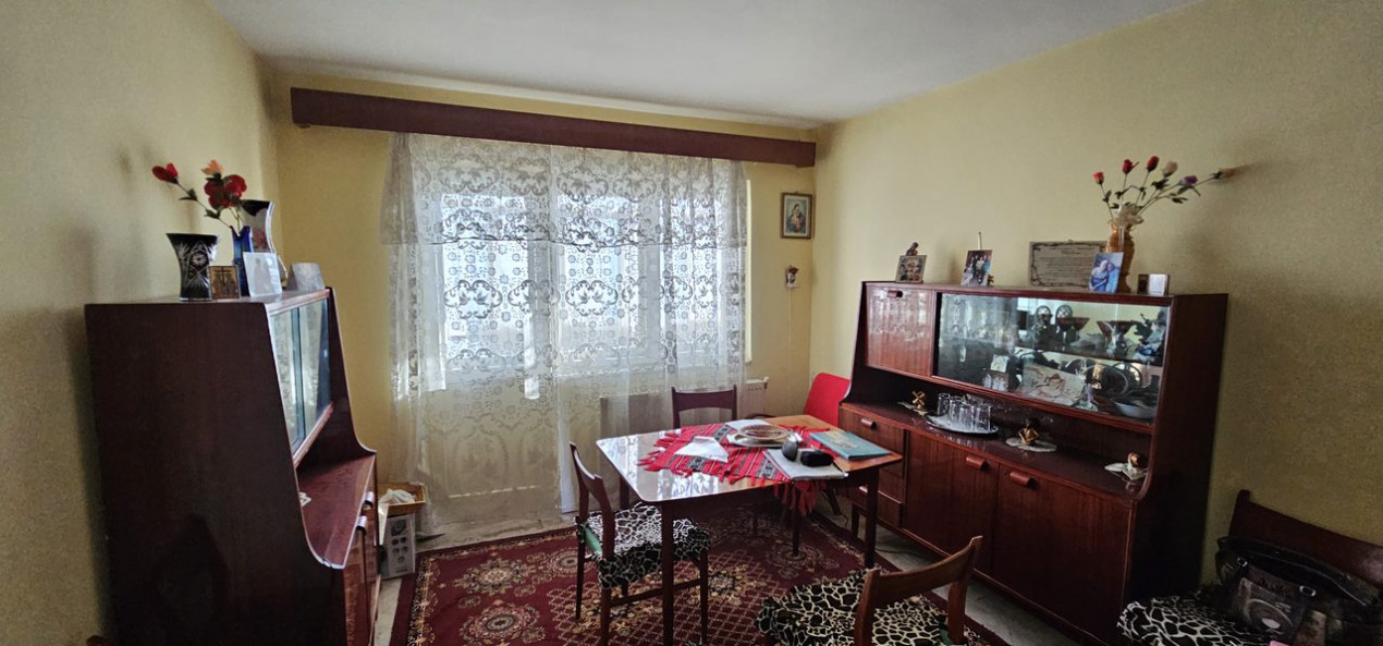 Apartament de 3 camere in Zavoi, aproape de liceu si cu view superb