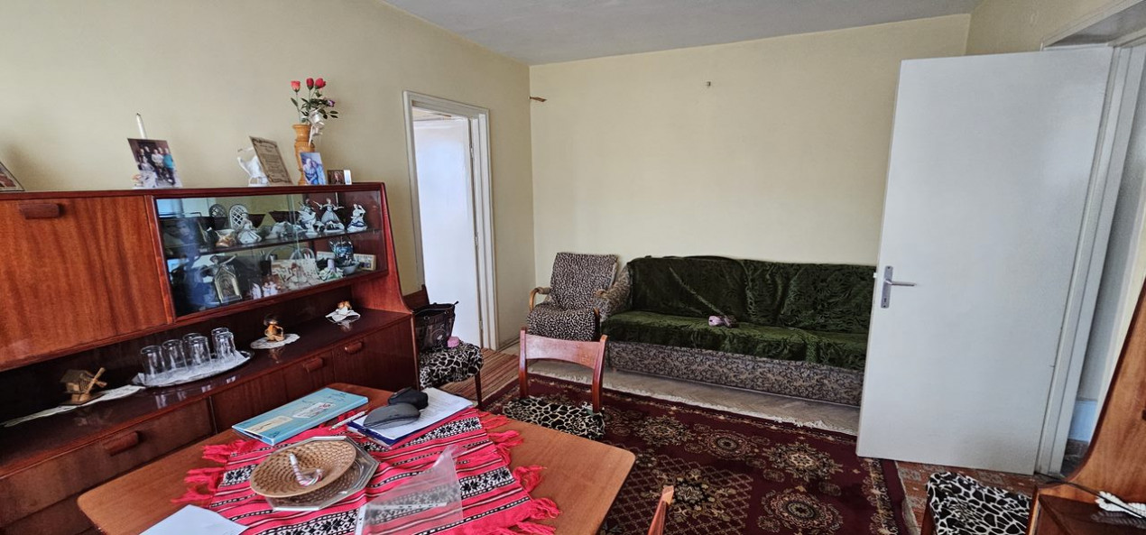 Apartament de 3 camere in Zavoi, aproape de liceu si cu view superb