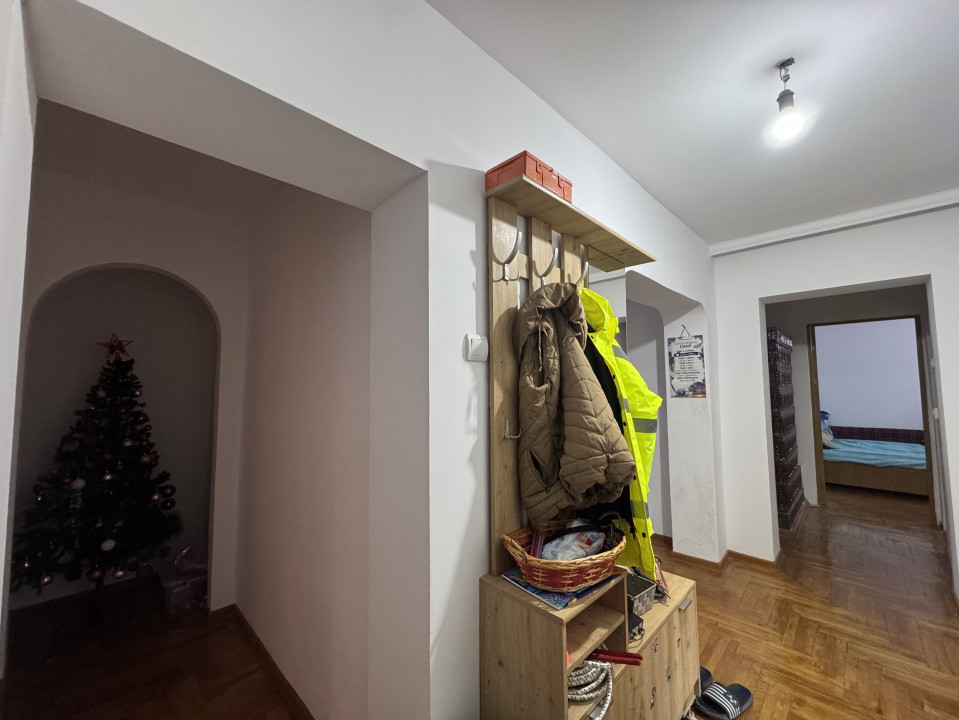 Apartament cu 3 camere calduros, decomandat, 72mp, cu beci si view panoramic