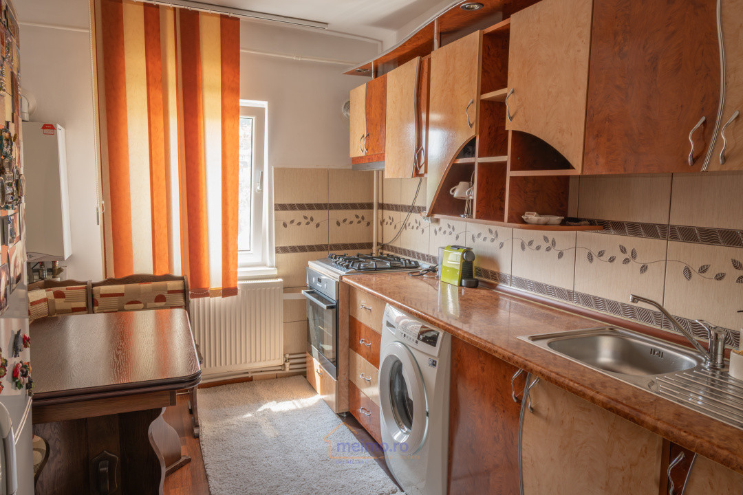Bloc E11, 2 camere, balcon, si vedere spre apus - pe langa Biserica Sf. Gheorghe