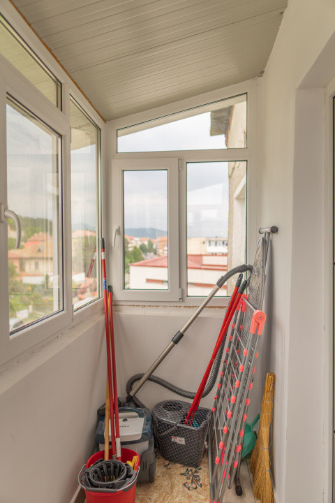 Bloc E11, 2 camere, balcon, si vedere spre apus - pe langa Biserica Sf. Gheorghe