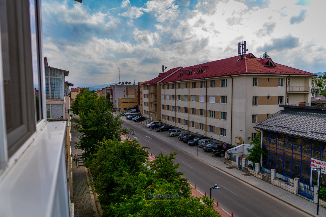 Bloc E11, 2 camere, balcon, si vedere spre apus - pe langa Biserica Sf. Gheorghe