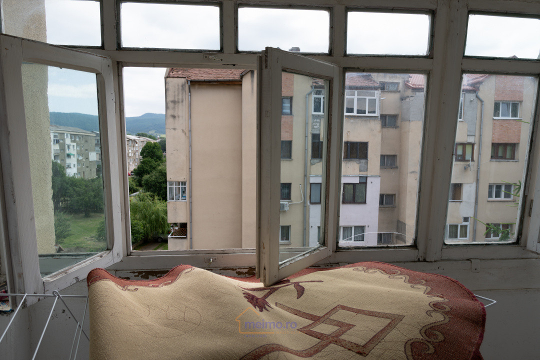 🏡 Apartament decomandat cu 3 camere – Comănești, str. Gârlei, etaj 3/4