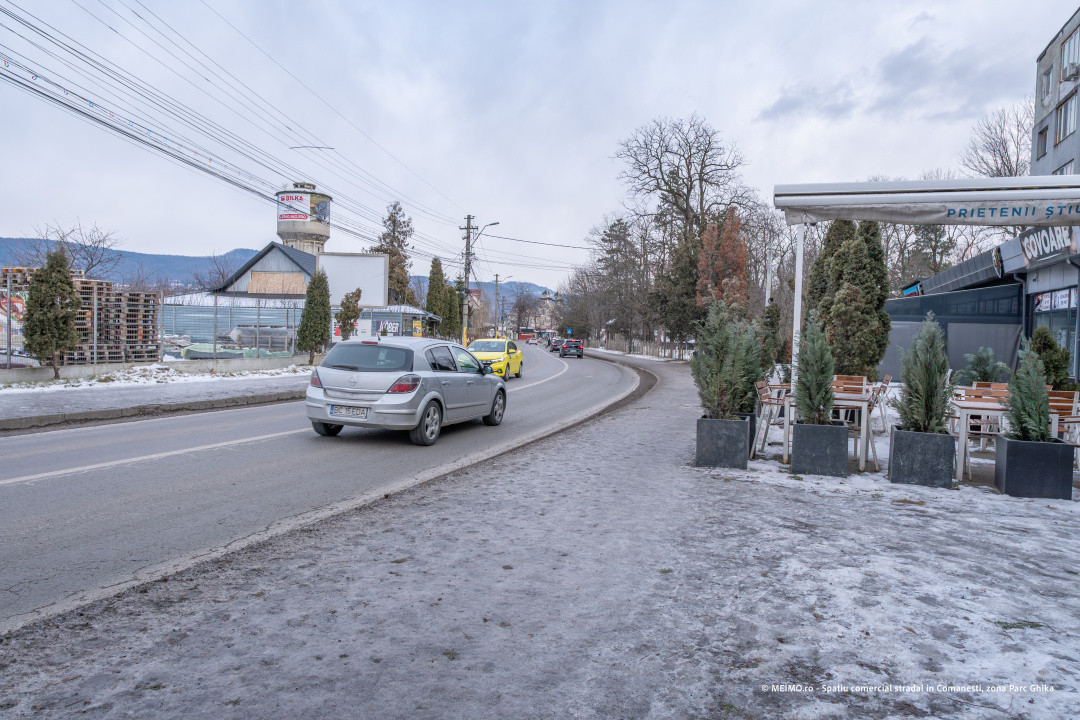 Comănești, lângă Poliție – geamuri mari, vizibil