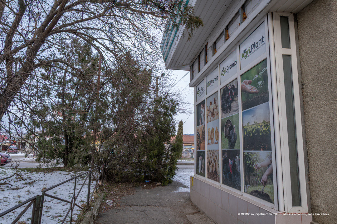 Comănești, lângă Poliție – geamuri mari, vizibil