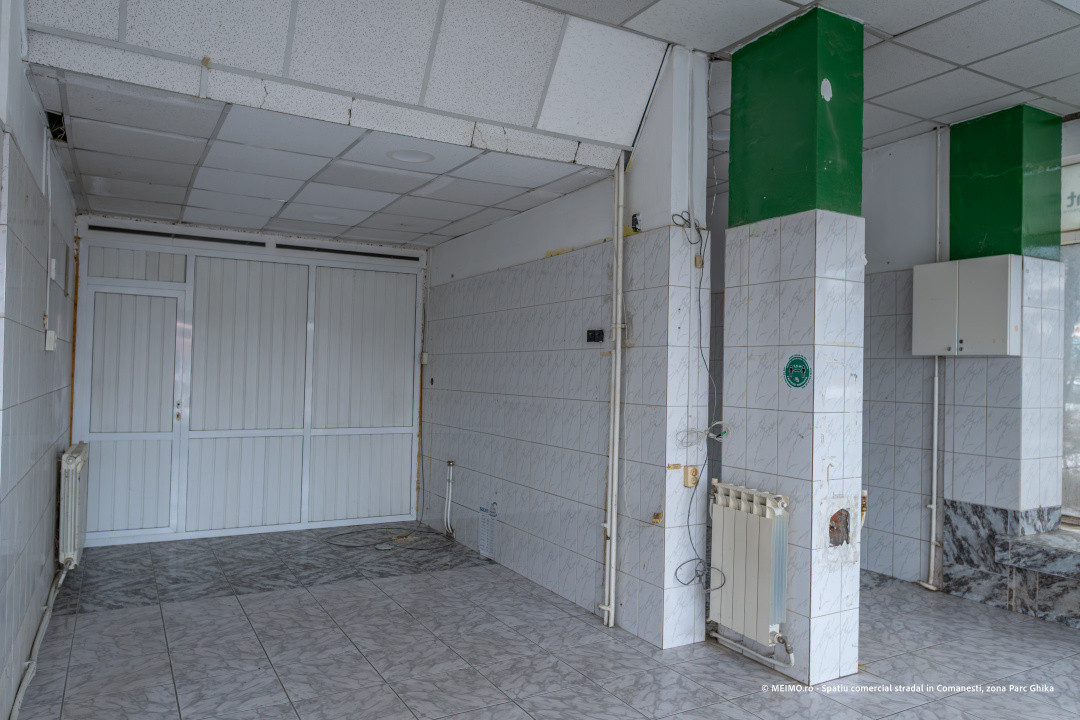 Comănești, lângă Poliție – geamuri mari, vizibil