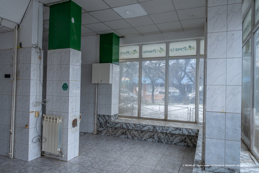 Comănești, lângă Poliție – geamuri mari, vizibil