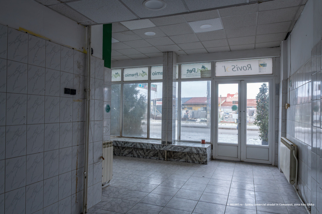 Comănești, lângă Poliție – geamuri mari, vizibil