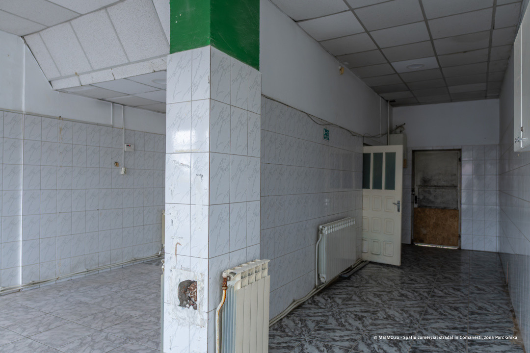 Comănești, lângă Poliție – geamuri mari, vizibil